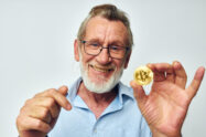 retraité avec un bitcoin
