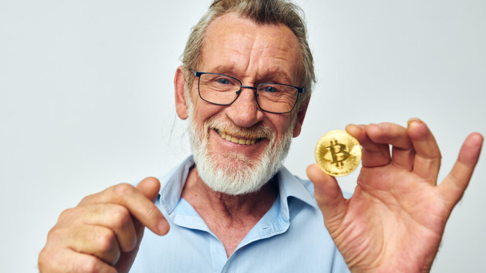 retraité avec un bitcoin